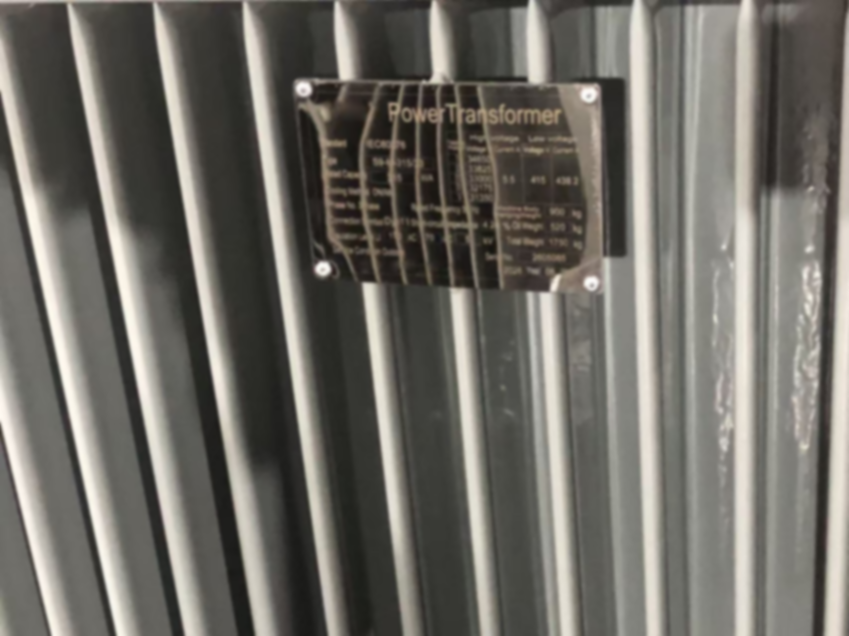 Was bedeuten die Parameter auf dem Typenschild des Transformators?